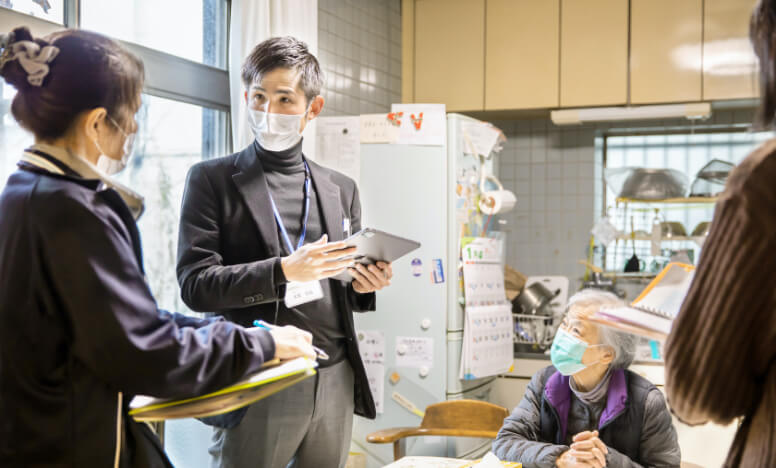 スタッフによる情報共有の様子