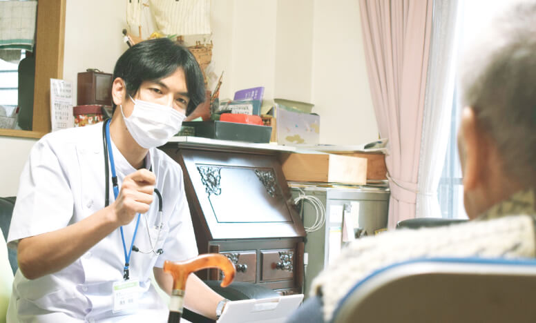 在宅医・看護師による初回訪問診療の様子
